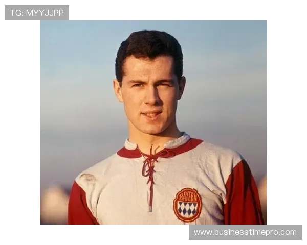 贝肯鲍尔战术地位解析：自由人角色对现代足球体系的深远影响