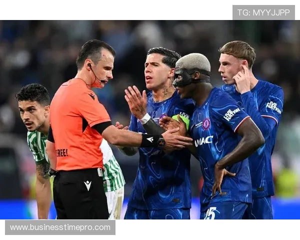 切尔西砸了上亿投入后球队问题显现，当前阶段表现波动对赛季走势形成制约