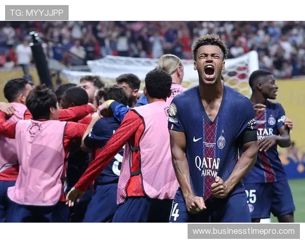 巴黎圣日耳曼高位压迫战术下防线表现波动，赛季防守稳定性面临考验