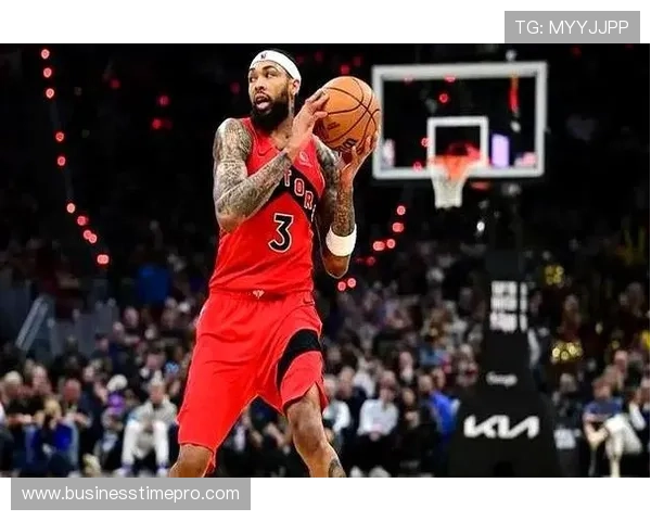 英格拉姆利用挡拆提升中距离命中率，拉开与队友进攻差距